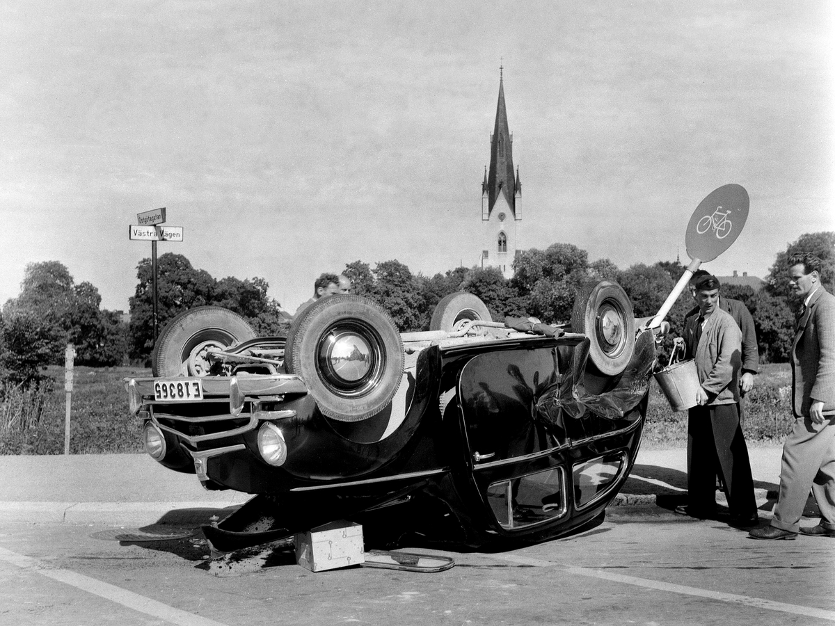 Efter midsommarhelgen 1953 rapporterade Linköpings tidningar om de osedvanligt många trafikolyckor som inträffat under de arbetsfria dagarna. Mängden incidenter gav endast utrymme för schematiska redogörelser, varför vi inte vet detaljerna kring varför just denna Ford Taunus hamnade på taket i korsningen Västra vägen och Östgötagatan.