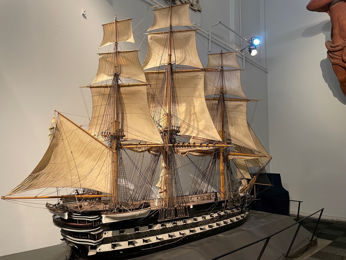 Linjeskepp,fullriggad med segel, flagga och vimpel. Bordlagd på spant med fullständig inredning. Galjon: S:t Eriks bröstbild. Akterspegel med lilla riksvapnet, krönt och flankerat av förgyllda, skulpterade kvinnofigurer. Träpropeller och skorsten. Svartmålad med vita batterier. Botten bronserad. Undermaster, bogspröt och rår gulmålade. 66 st svartbetsade metallkanoner.