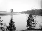 Parti av Östra centralbanans linje Slätmon-Hultsfred invigningsåret 1902. Här, söder om Vervelns station, tvingades man anlägga en arbetskrävande järnvägsbank över en vik i sjön med samma namn.