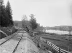 Parti av Östra centralbanan mellan Sturefors och Hovetorp. Järnvägen anlades under åren 1896-1902 för linjen Linköping-Hultsfred med stickspår till Åtvidaberg. Till höger i bild flödar Stångån som även ger plats för annat färdslag genom Kinda kanal.