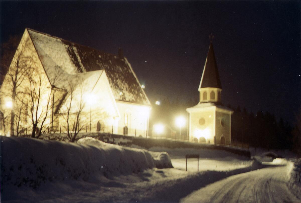 Sånga kyrka har föregåtts av en äldre kyrka sannolikt av trä. Den nuvarande kyrkan är inte en av de äldsta i Ådalen, men exakt datering är svårt att få fram. Den är som flera av de övriga medeltidskyrkorna spetsgavlad med brant spånklätt sadeltak. Sakristia och vapenhus har tillkommit senare. Innertaket förseddes under 1400-talet med stjärnvalv. Kyrkan är byggd över en undergörande källa, vilket tyder på att platsen är gammal som kultplats. Interiören präglas av 1770-tals inredning med bl.a altaruppsats och predikstol. Klockstapeln är byggd omkring 1850.