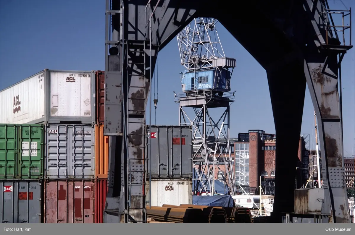 Nyland Vest (Akers mek. Verksted), kraner, containere, skip, Rådhuset, kontorbygninger