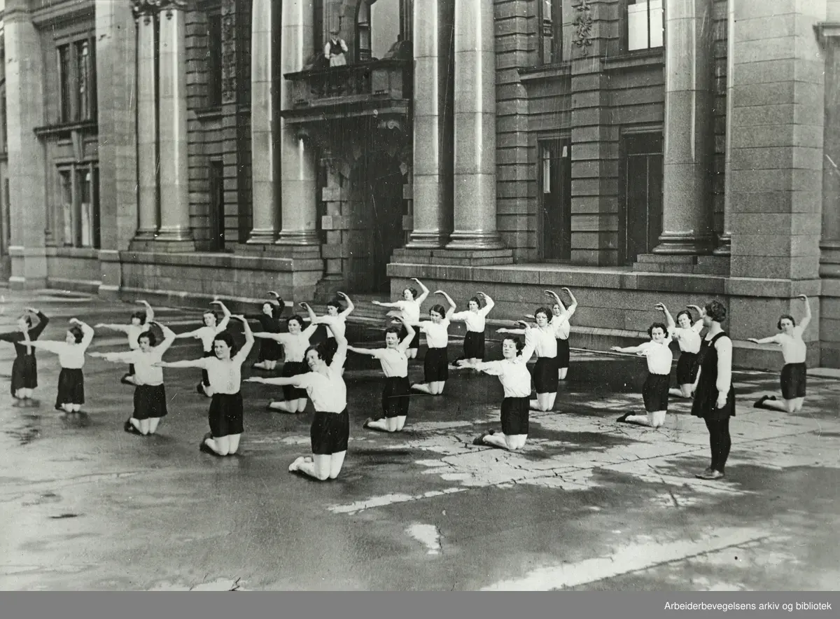 Arbeidsløse kvinner fra Vale of Leven i Skottland får gymnastikkundervisning ved Alexandria, West Dunbartonshire. Udatert. Arbeidermagasinet/Magasinet for Alle
