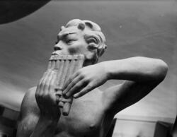 Fru Greta Carlman, skulptör Conrad Carlmans grupp ”Pan spele