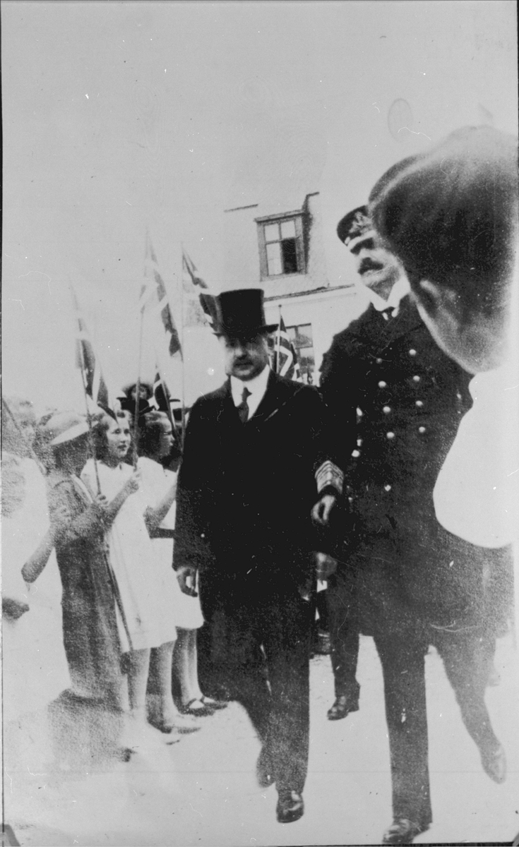 Kong Haakon VII og ordfører Bernhard Mathisen på dampskipskaia under kongebesøket i Harstad 5. juli 1922.