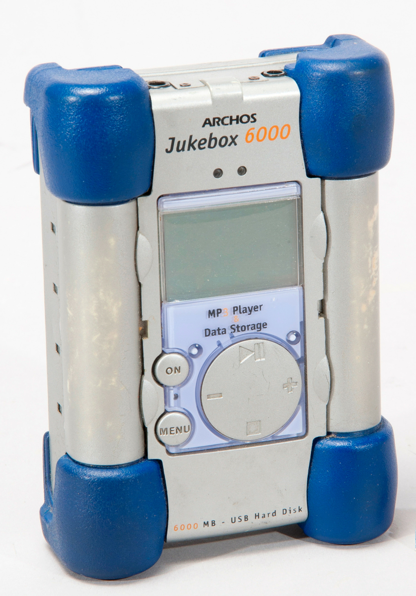 Bärbar mp3-spelare Archos typ Jukebox 6000.  Den 6 gigabyte stora hårddisken i Jukebox 6000 rymde mer än 150 CD-skivor i komprimerad form. Spelaren kopplades till datorn via USB.