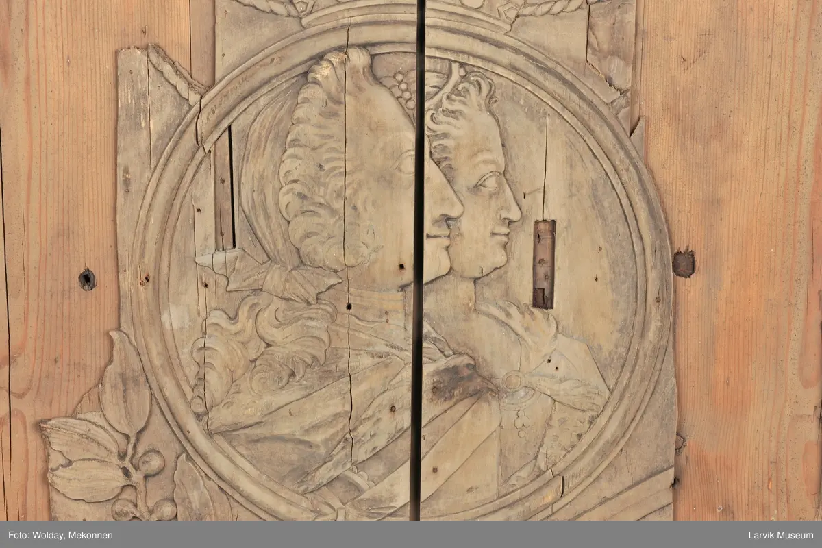 Profiler av kong Fredrik V og dronning Louise. Tekst: "Vivant Friderius 5tus & Lovisa" betyr "Leve Fredrik 5te og Lovise"