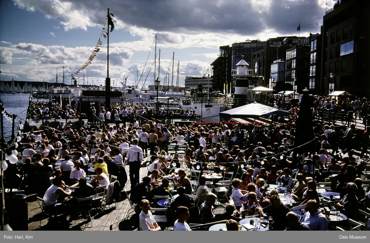 Aker Brygge, lekter, friluftsrestaurant, mennesker, fyrlykt, fjord, dampbåt, seilbåter