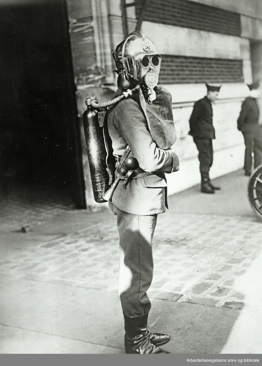 "Brannmann i Paris utstyrt med gass- og røkmaske". Røykdykkere - brannkonstabler. Legg merke til signalhornet i beltet! Udatert. 1930-tallet. Arbeidermagasinet/Magasinet for Alle