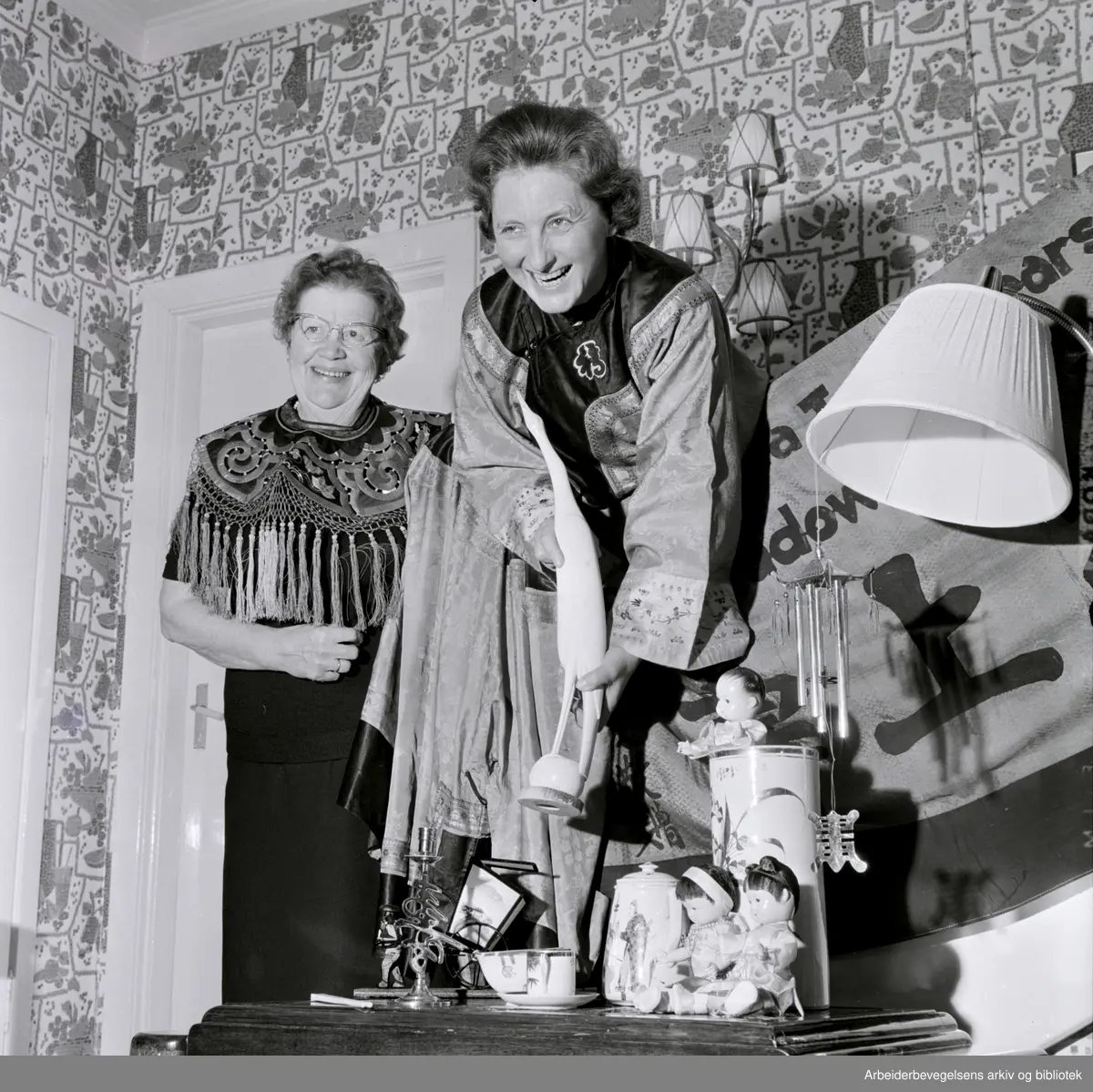 Det norske misjonsforbunds kvinnekomite har basar i Möllergata. Bildetekst: Fru Jenny Drangsrud viser vakre gaver fra Kina og Kongo. Oslo 1964.