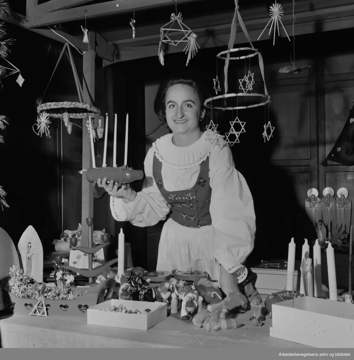 Inger Hågensen selger på Julmässen i Svenska Kyrkan. Julen 1964.