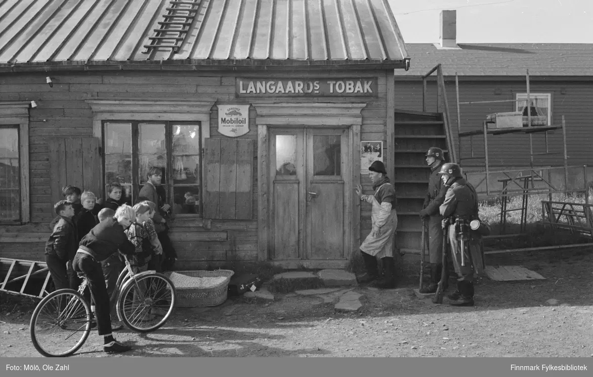 Dette bildet er tatt ved Johan Joki sin butikk. På loftet her bodde familien som var med i filmen Brent jord (1969). 