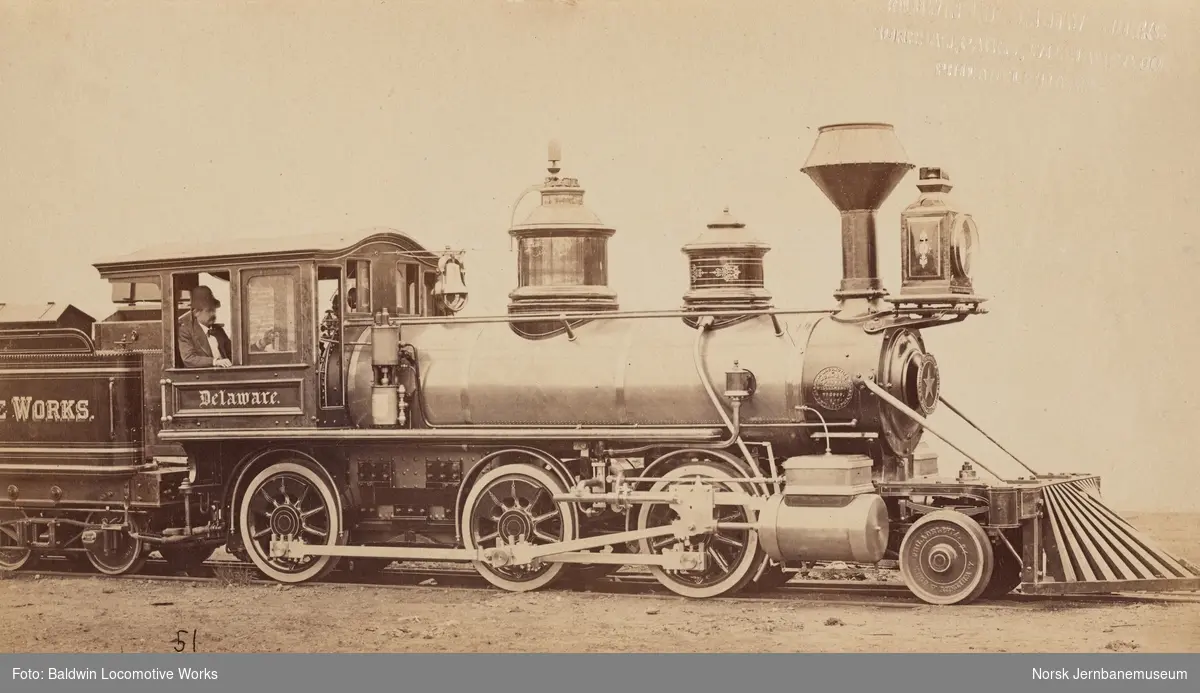 Baldwins leveransefoto av damplokomotiv DELAWARE levert til BLW i USA i 1876. Baldwin byggenummer 3899. Sporvidde 3 fot.