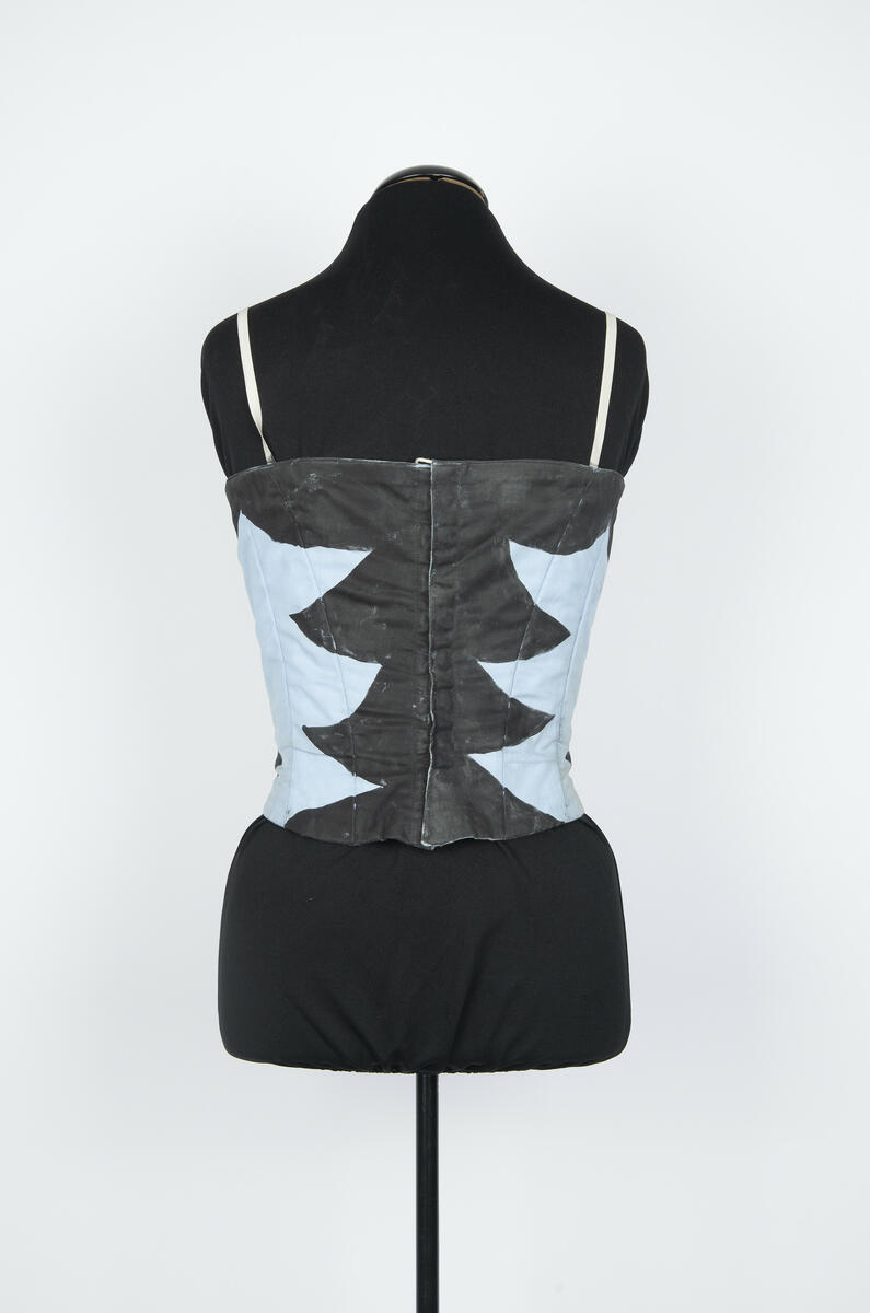 Korsett använd i uppsättningen "Den trekantiga hatten".