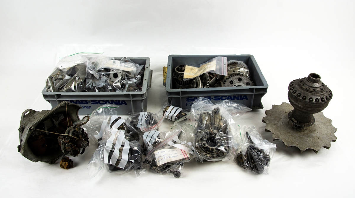 Motorblock samt lösa delar till Daimler Benz DB 605 som suttit i flygplan B 18B, individ 18172 (FVM.140239).