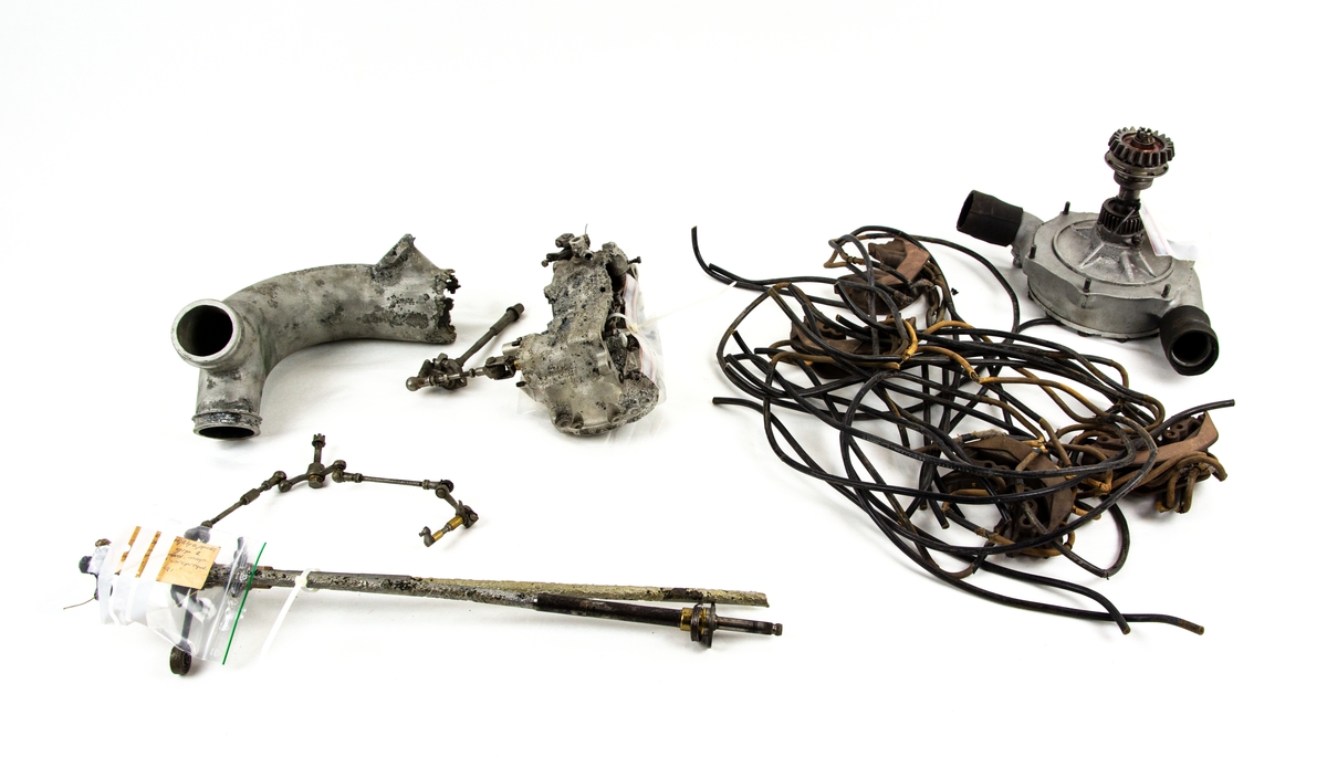 Motorblock samt lösa delar till Daimler Benz DB 605 som suttit i flygplan B 18B, individ 18172 (FVM.140239).