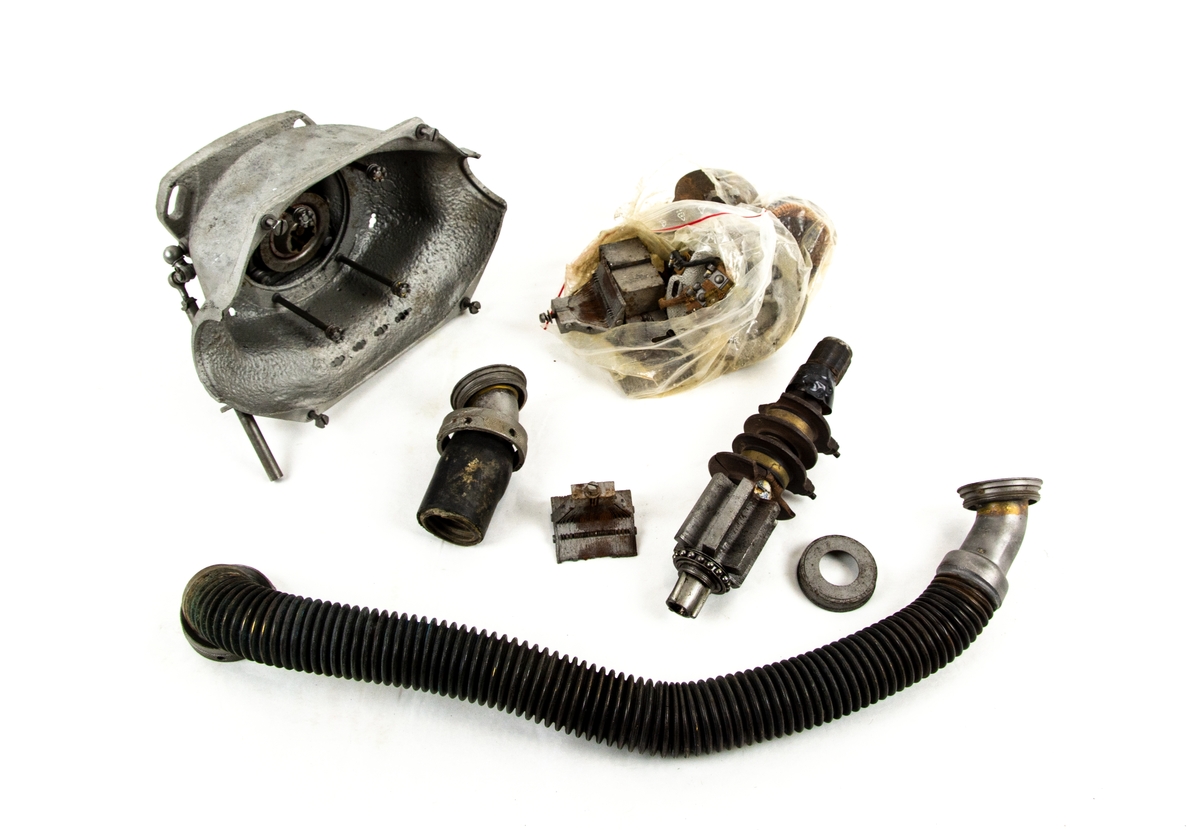 Motorblock samt lösa delar till Daimler Benz DB 605 som suttit i flygplan B 18B, individ 18172 (FVM.140239).