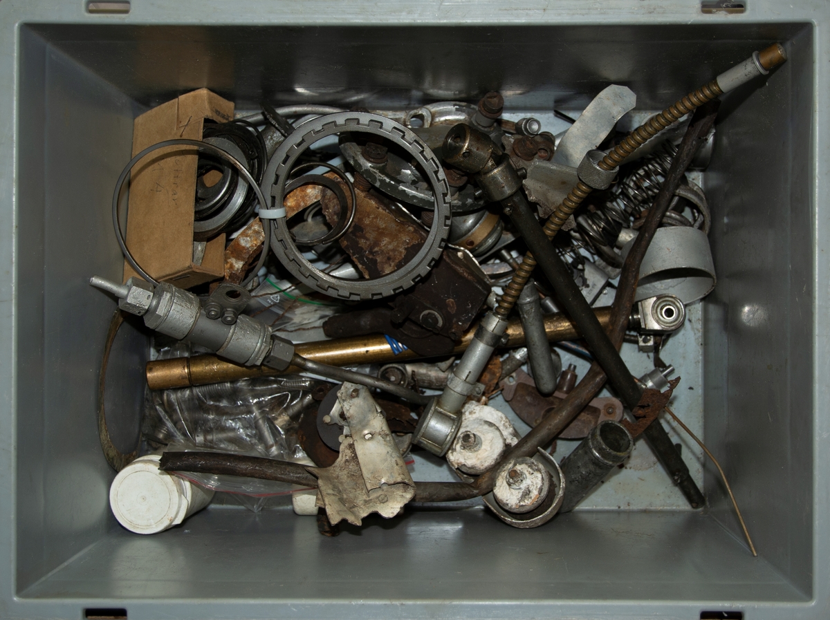 Motorblock samt lösa delar till Daimler Benz DB 605 som suttit i flygplan B 18B, individ 18172 (FVM.140239).