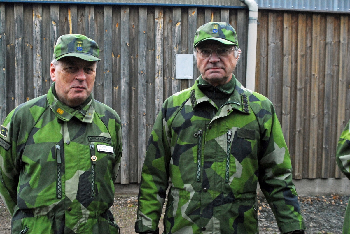 H M Konungen och Rikshemvärnschefens inspektion av Hemvärnet i Skaraborg 2007-10-27. Lars Westerström och H M Konungen.