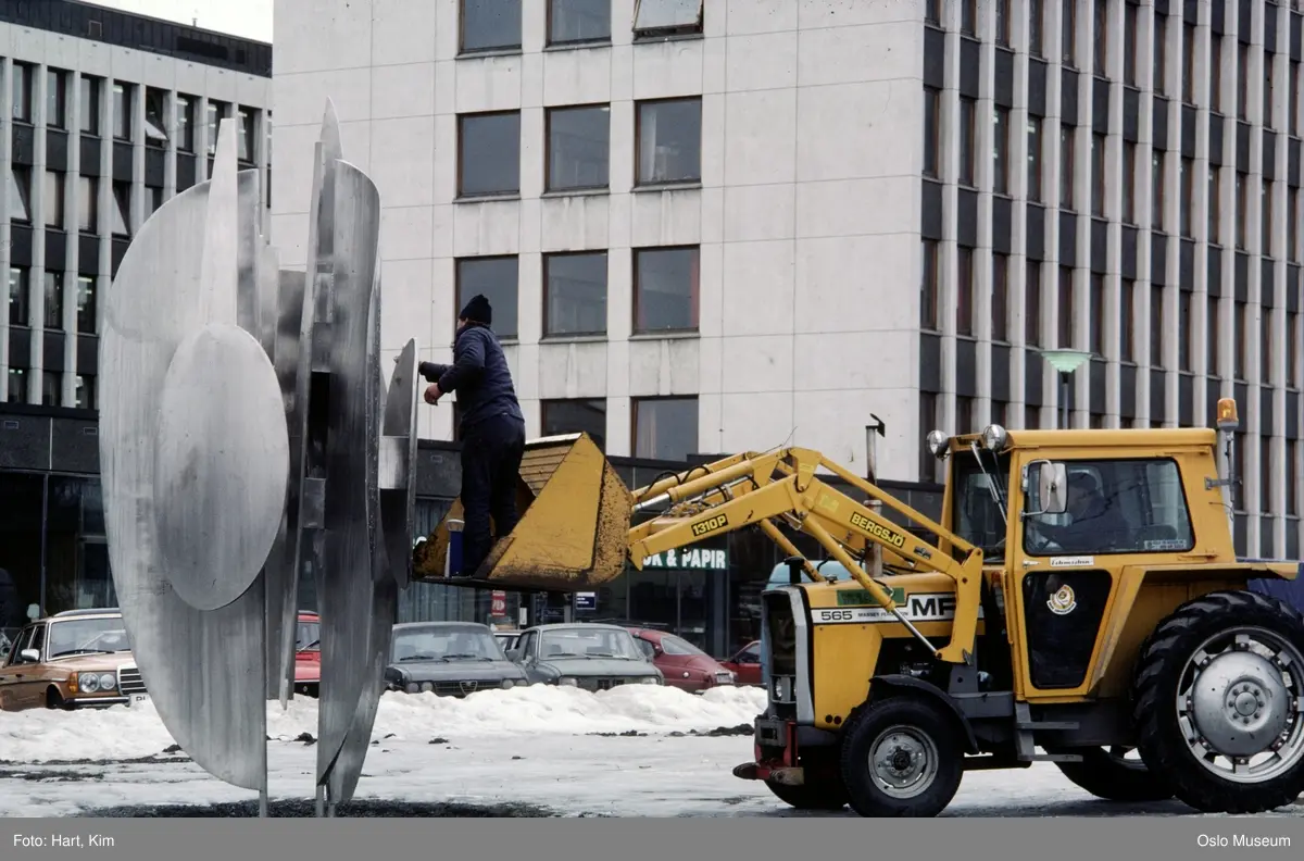 Sogn videregående skole, skulptur "Hellebard", mann, vedlikehold