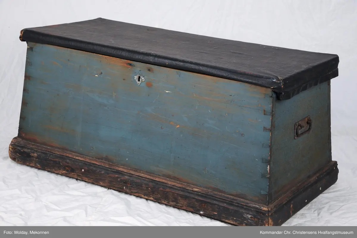 Seilskutemotiv på innsiden av lokket 