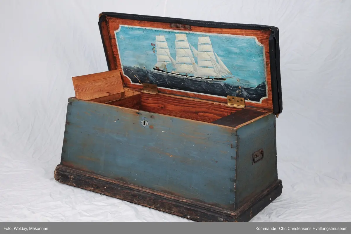 Seilskutemotiv på innsiden av lokket 