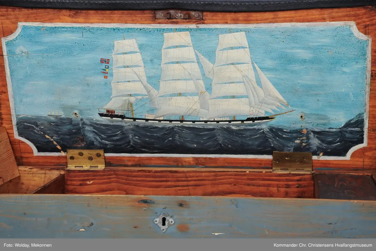 Seilskutemotiv på innsiden av lokket 