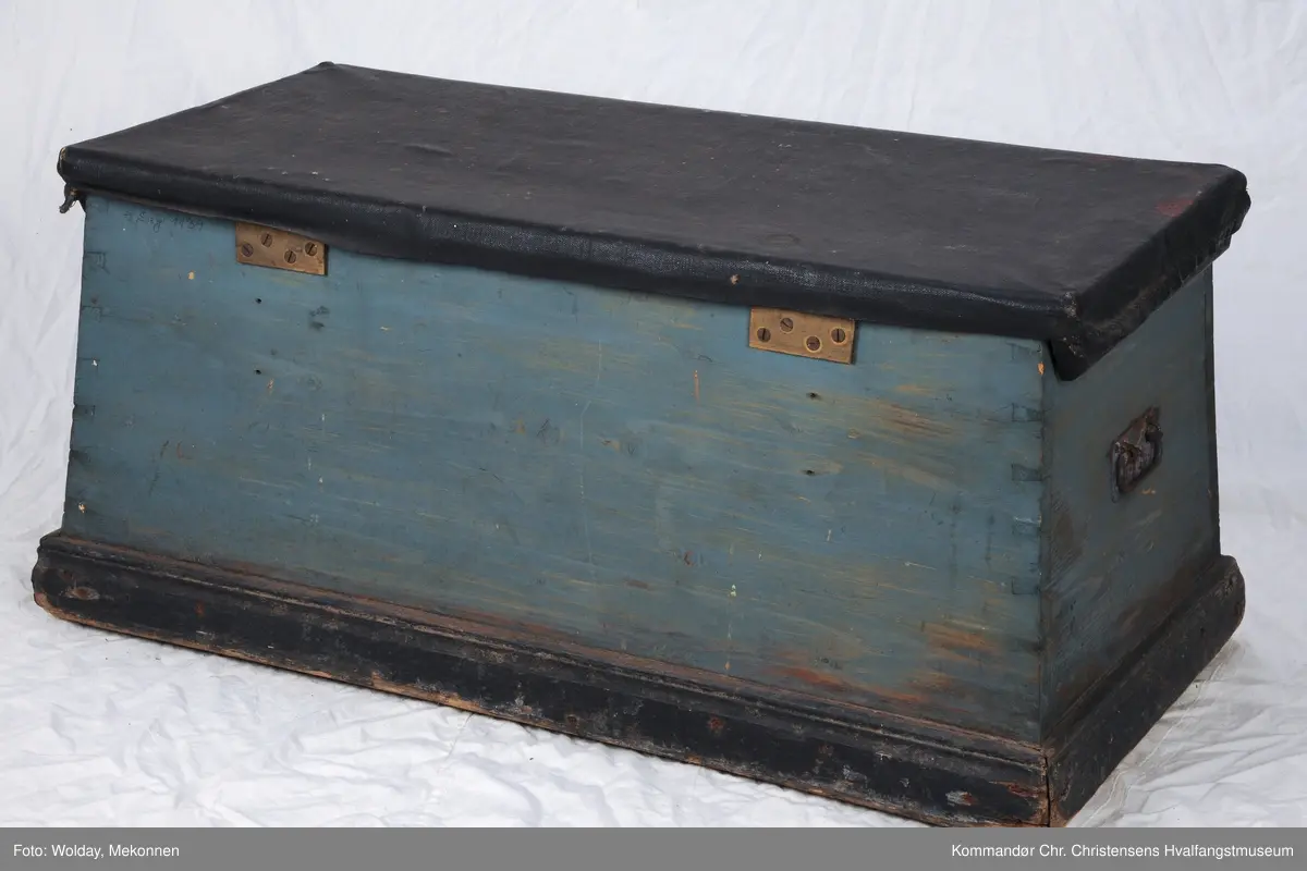 Seilskutemotiv på innsiden av lokket 