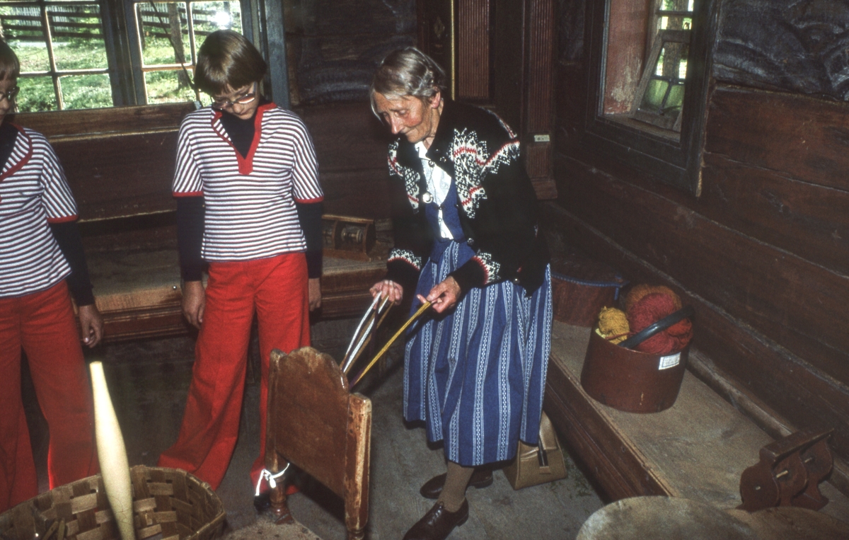 Tynset Bygdemuseum. Kvinne, bandveving