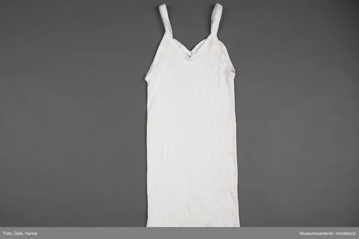 Kvit, strikka singlet/nattrøye i str. 44.