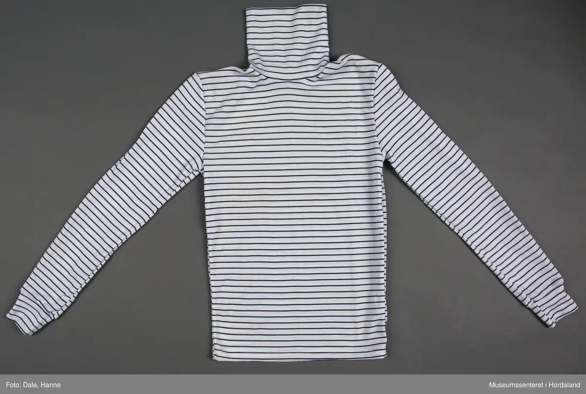 Kvit pologenser med marineblå striper, str. 36/38.