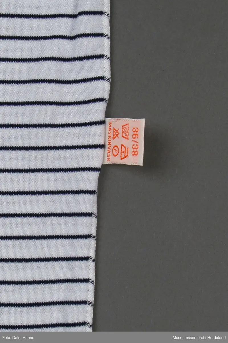 Kvit pologenser med marineblå striper, str. 36/38.