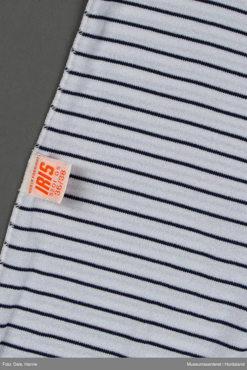 Kvit pologenser med marineblå striper, str. 36/38.