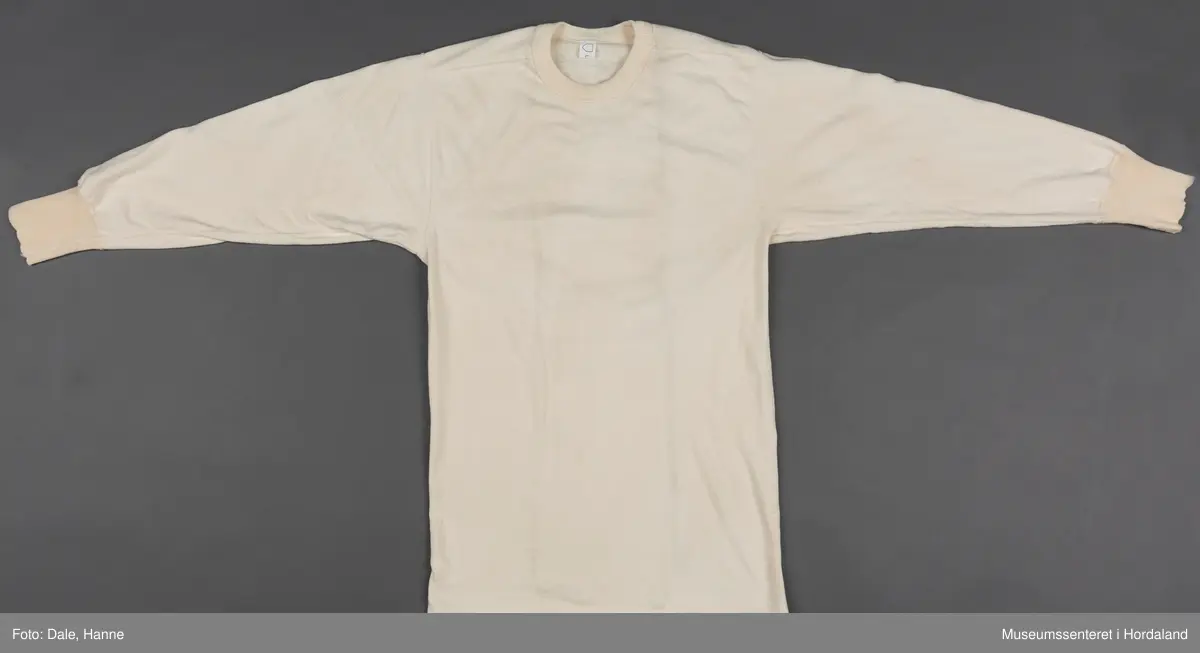 Naturfarga trøye i bomullsfrotté med lange armar, i str. L.