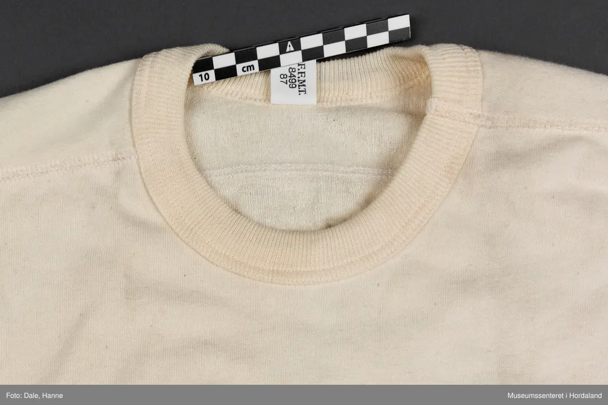 Naturfarga trøye i bomullsfrotté med lange armar, i str. L.