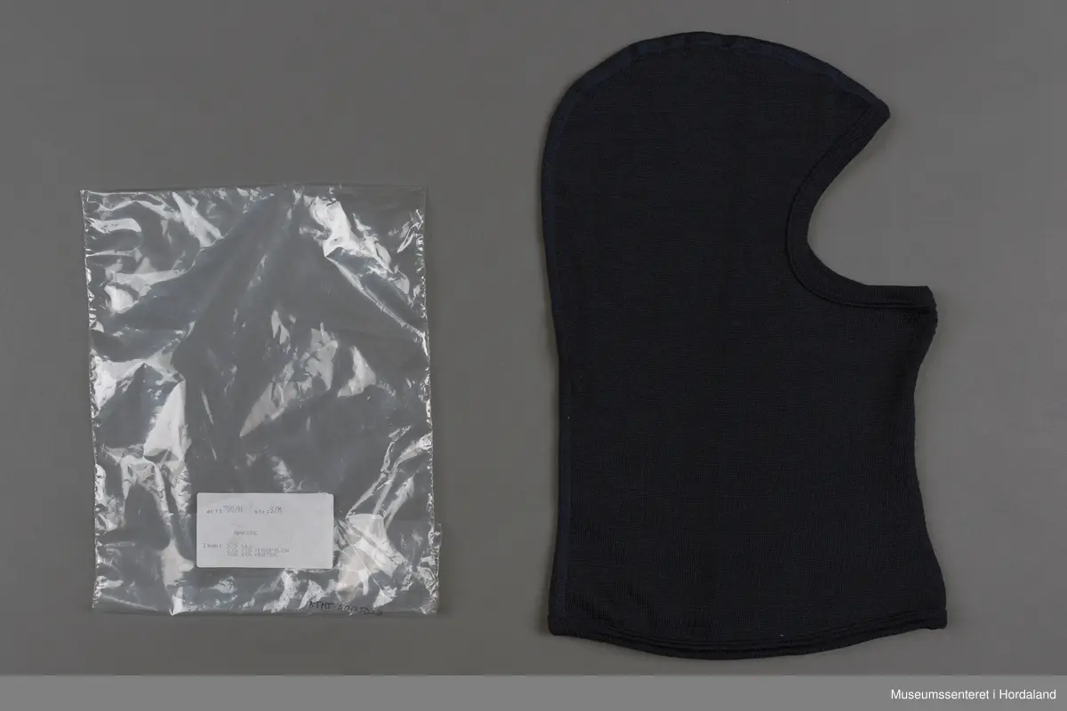 Balaklava i ullfrotté, pakka i plastemballasje.