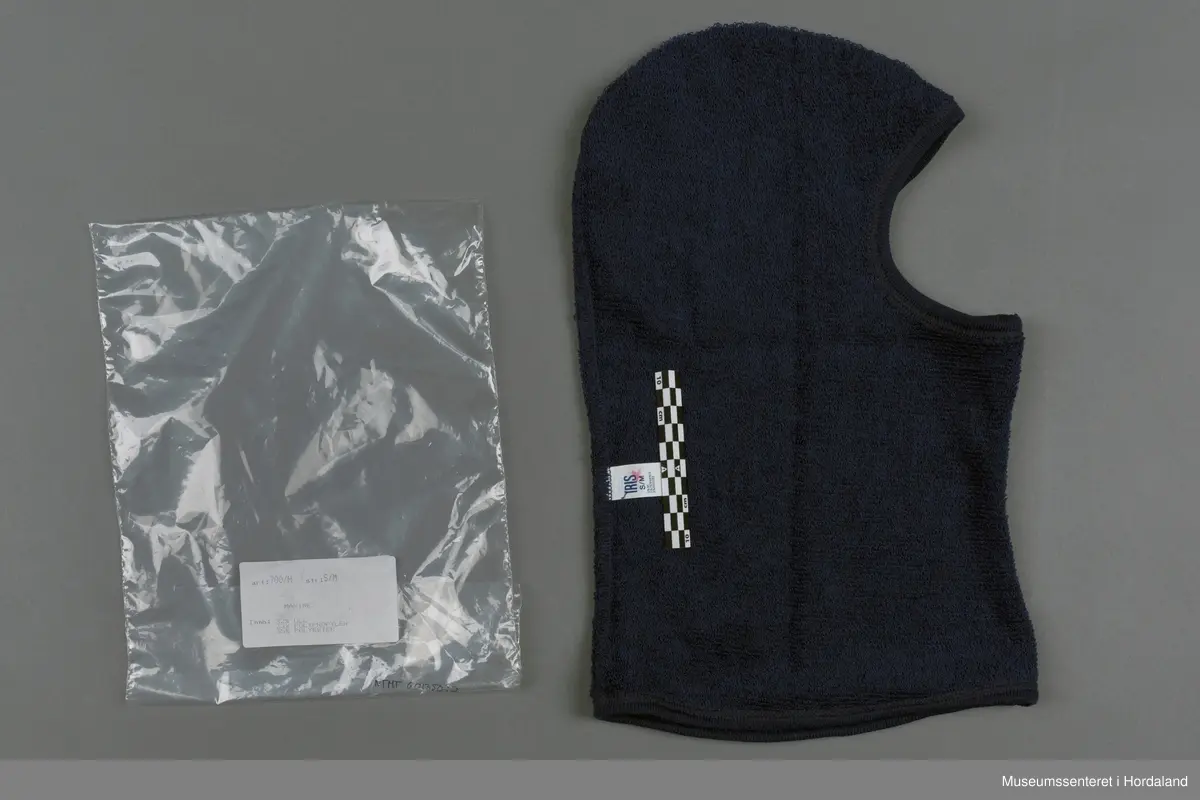 Balaklava i ullfrotté, pakka i plastemballasje.