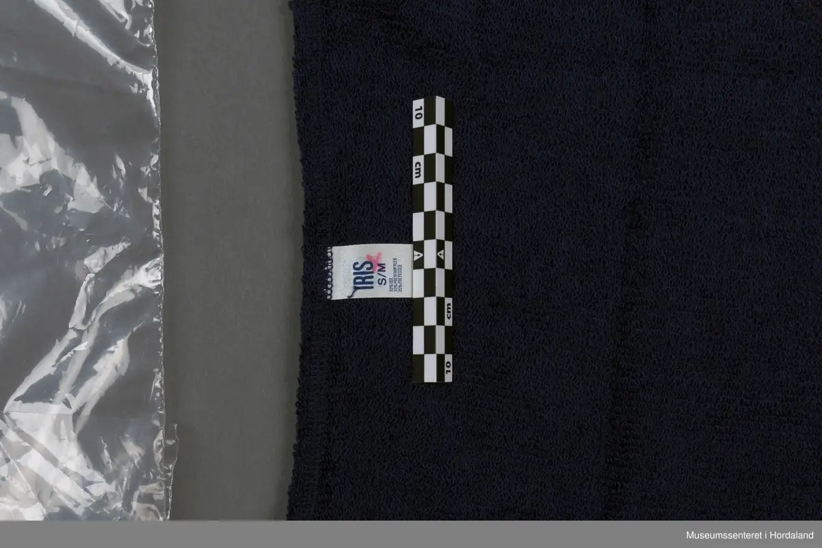 Balaklava i ullfrotté, pakka i plastemballasje.