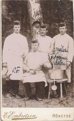 Gruppebilde 
O.F.
Maler J. Kværndalen