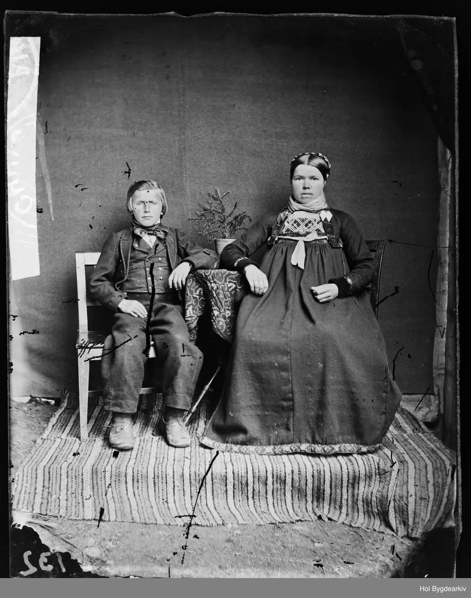 PortrettH2, familie, kvinne, barn, hallingklede, bunad, fotoatelier