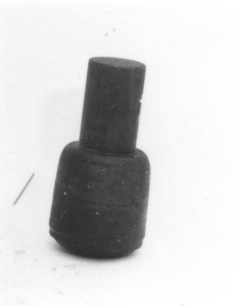 Stans och stansform (a-b). a) Cylinderstans av stål i två avsatser. Mönstrad stansyta (teckning). Längd 8,5 cm. Diameter 4 cm. b) Stansform av stål. Fyrkantig. Längd 9 cm. Bredd 9 cm. Tjocklek 2,5 cm. 