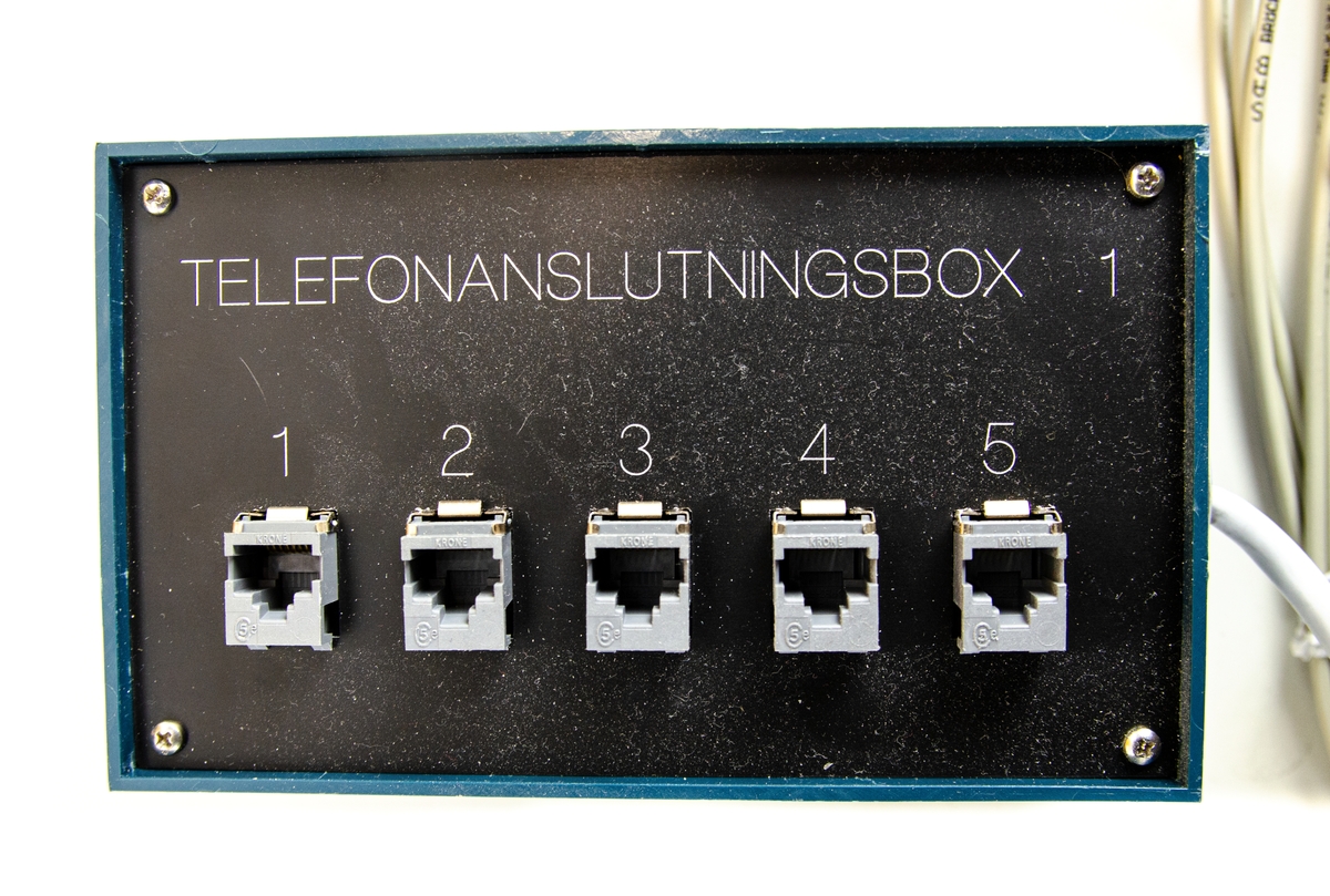 Utbildningsutrustning Typ 3, LOMOS/S. Kolli 1 av 2. En låda innehållande materiel för utbildning av luftobservatörer. Innehåll enligt inventarielista: 1 st dator, 1 st tangentbord, 1 st mus, 2 st telefonväxel, 3 st telefonanslutningsbox, 1 st modularpanel samt 1 st eluttagslist. Förvarat, och till viss del monterat, i en rektangulärformad låda i miltärgrönt utförande. Lådan är märkt med: "OBS UTB.UTR. TYP 3 LOMOS/S M8331-005310 KOLLI 1".