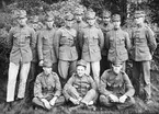 Gruppfoto av elever vid furirskolan omkring 1926. Fjärde person från vänster, stående är Ferdinand Cornelius. I övrigt syns Graaf, Jönsson från F 5 och Starck från F 3.