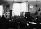 Porträtt av personalen vid radiostationen på F 3 Östgöta flygflottilj, februari 1950. Till vänster Bernt Pettersson, till höger Tore Omert.