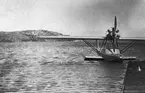 Flygbåt Dornier Libelle, (Dornier Do A Libelle II) ligger vid brygga. Troligen i samband med Internationella luftfartsutställningen, ILUG, i Göteborg, 1923.