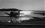 Flygplan Junkers A 20 på flottörer vid brygga. Troligen i samband med Internationella luftfartsutställningen, ILUG, i Göteborg, 1923.