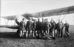 Gruppbild av militärer framför flygplan FVM S 21, omkring 1920.