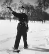 En man från F 3 Östgöta flygflottilj övar pistolskytte, vintertid, 1937.