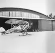 Kamouflagemålat flygplan B 4 under motorkörning vid en hangar i Boden. Innan avfärd till Finland för att delta i Svenska frivilligflottiljen F 19 i finska vinterkriget i januari 1940.