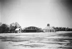 Exteriör av hangar 81 på F 3 Östgöta flygflottilj på Malmen, vintertid, 1938. Trafikledartornet nybyggt på hangartaket.